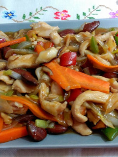 Una foto de Filetes de pollo con verdura salteada en salsa de ostras