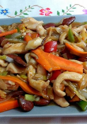 Una foto de Filetes de pollo con verdura salteada en salsa de ostras