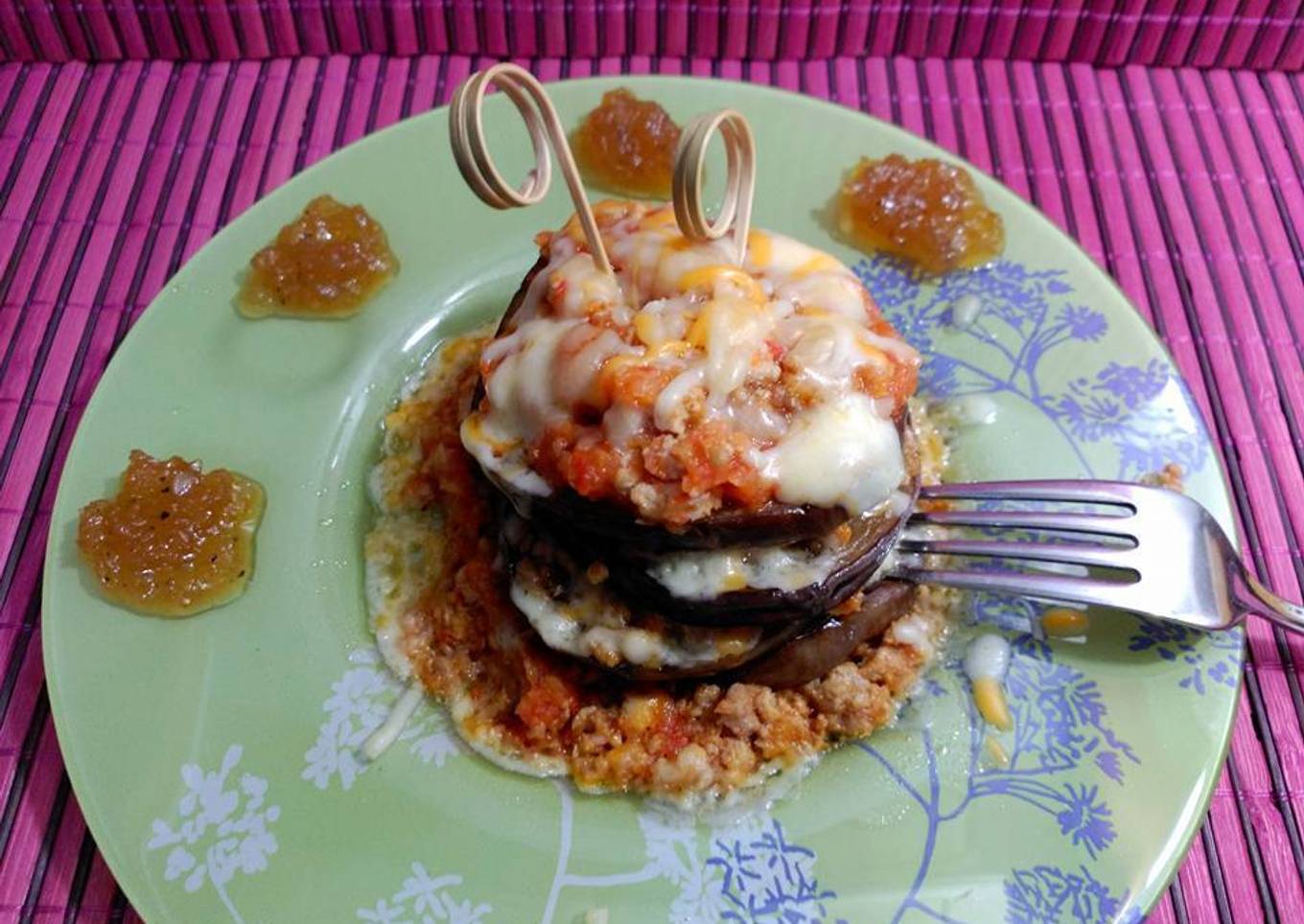 Milhojas de berenjenas con carne picada y queso gratinado