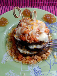 Una foto de Milhojas de berenjenas con carne picada y queso gratinado