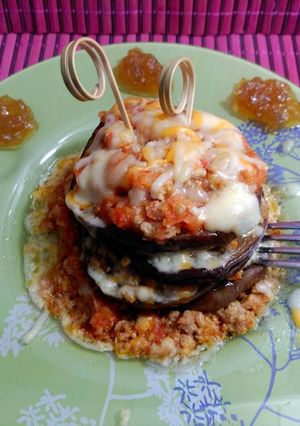 Una foto de Milhojas de berenjenas con carne picada y queso gratinado