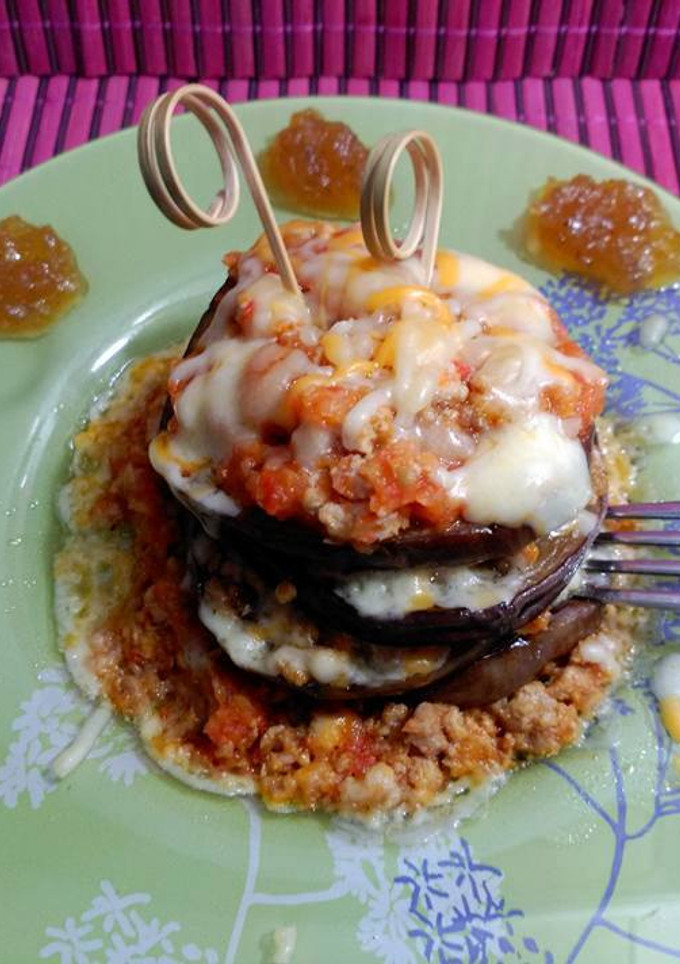 Una foto de Milhojas de berenjenas con carne picada y queso gratinado