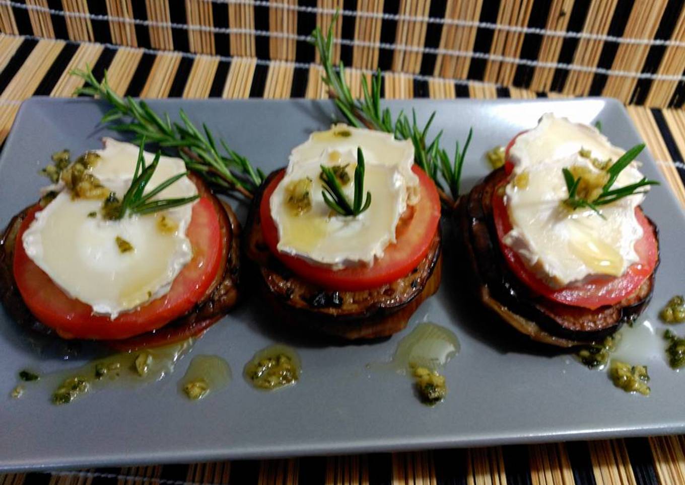 Berenjenas  a la plancha con queso y tomate