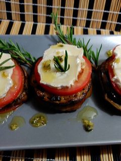 Una foto de Berenjenas a la plancha con queso y tomate