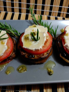 Una foto de Berenjenas a la plancha con queso y tomate