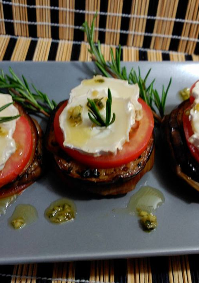 Una foto de Berenjenas a la plancha con queso y tomate