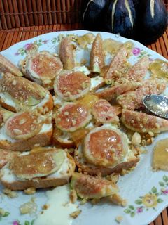 Una foto de Tostaditas de queso crema con brevas, mermelada de cerveza y frutos secos