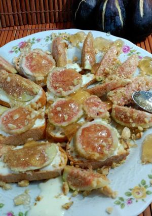 Una foto de Tostaditas de queso crema con brevas, mermelada de cerveza y frutos secos 