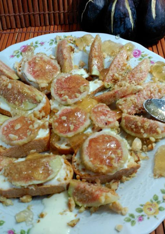 Una foto de Tostaditas de queso crema con brevas, mermelada de cerveza y frutos secos 
