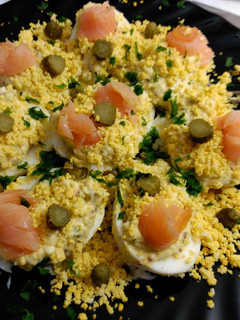 Una foto de Huevos rellenos con salmon ahumado y salsa tártara