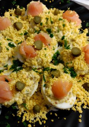 Una foto de Huevos rellenos con salmon ahumado y salsa tártara