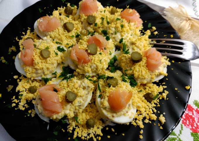 Foto principal de Huevos rellenos con salmon  ahumado y salsa tártara