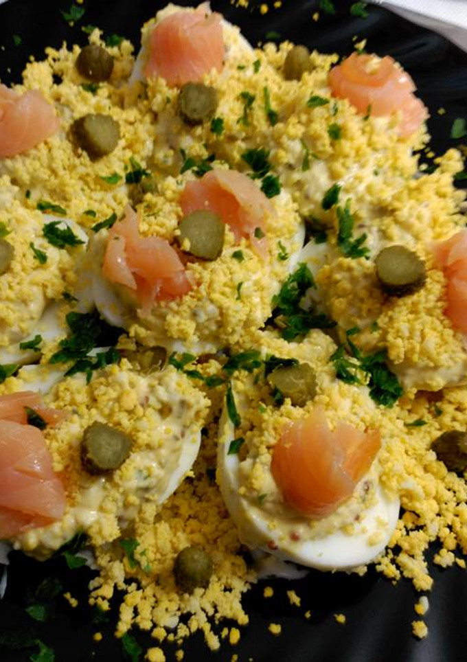 Una foto de Huevos rellenos con salmon ahumado y salsa tártara