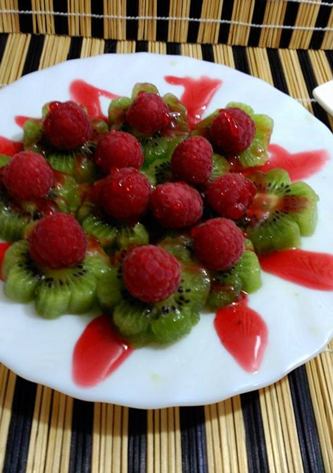 Una foto de Fruta, flores de kiwi y frambuesas.