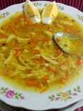 Caldito de pollo con verduras, pasta y huevo duro