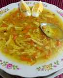 Caldito de pollo con verduras, pasta y huevo duro
