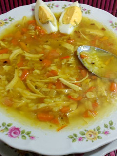 Una foto de Caldito de pollo con verduras, pasta y huevo duro