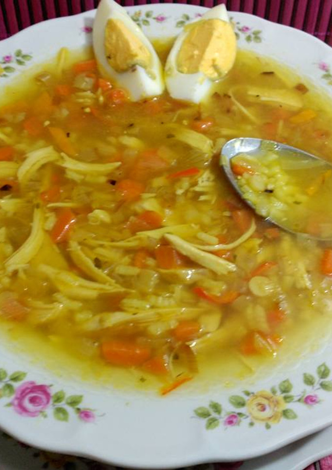 Una foto de Caldito de pollo con verduras, pasta y huevo duro
