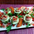 Pepino relleno de tomate y atún, con aliño de ajito picado, perejil y aceite