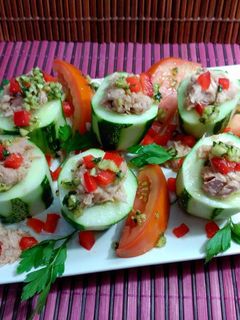 Una foto de Pepino relleno de tomate y atún, con aliño de ajito picado, perejil y aceite