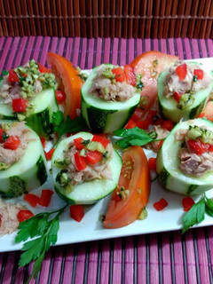 Una foto de Pepino relleno de tomate y atún, con aliño de ajito picado, perejil y aceite