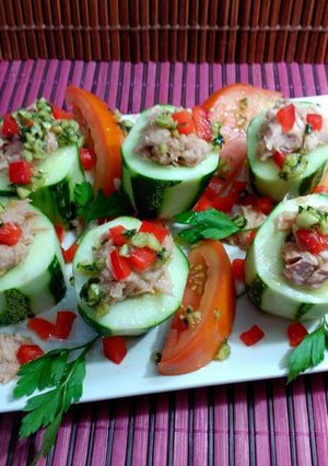 Una foto de Pepino relleno de tomate y atún, con aliño de ajito picado, perejil y aceite 