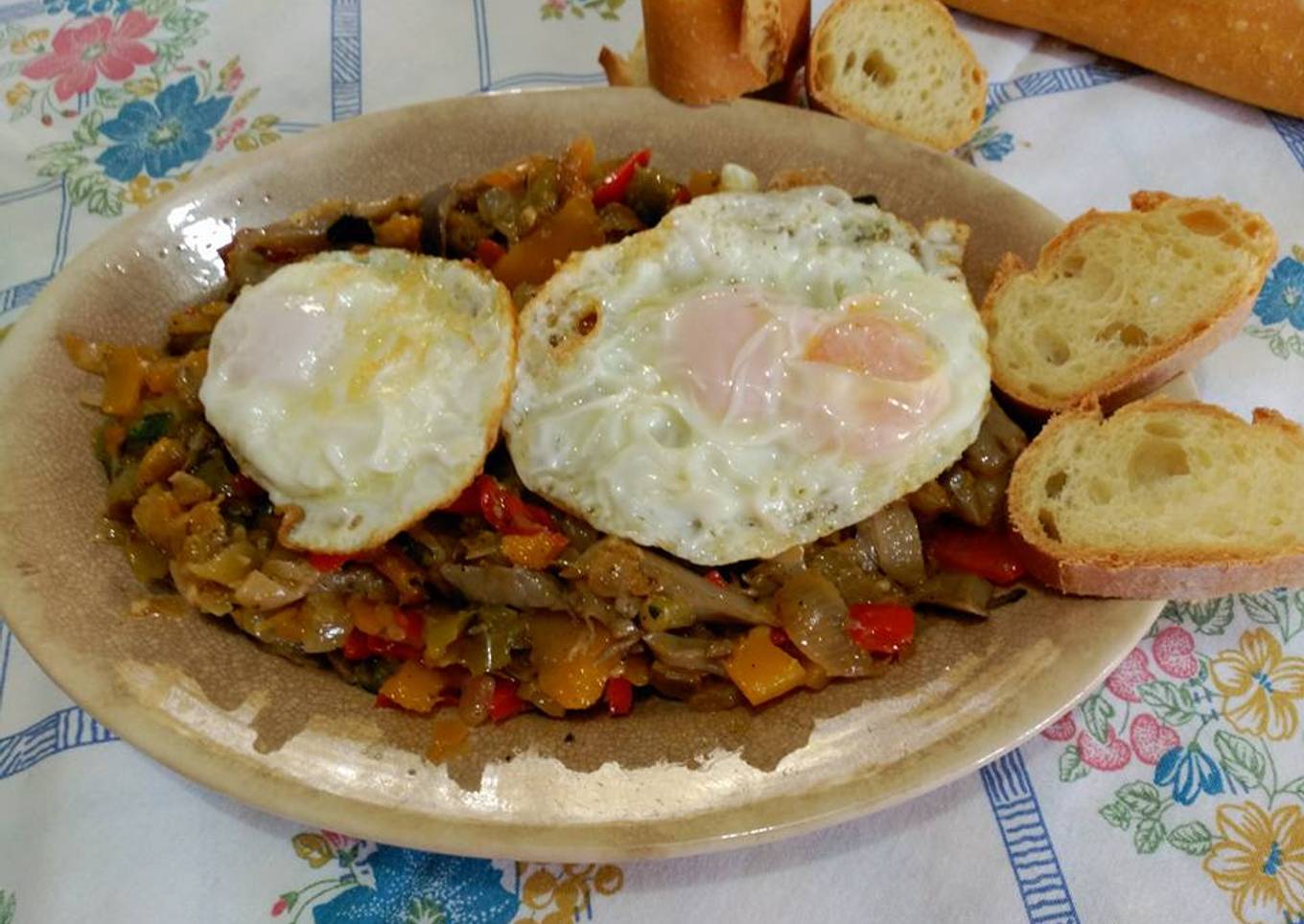 Calabaza salteada con verduras y huevos fritos.