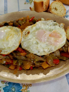 Una foto de Calabaza salteada con verduras y huevos fritos.
