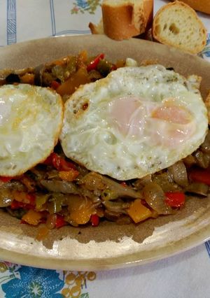 Una foto de Calabaza salteada con verduras y huevos fritos.