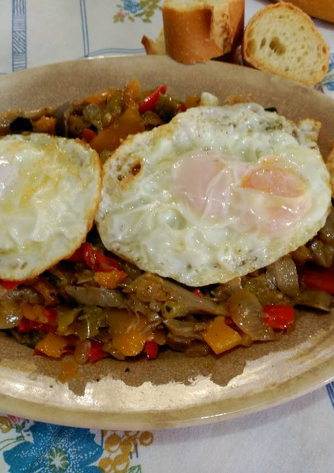 Una foto de Calabaza salteada con verduras y huevos fritos.