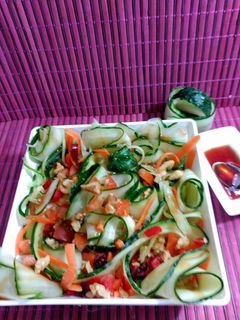 Una foto de Ensalada de pepino en laminas