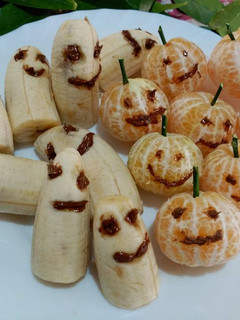 Una foto de Fantasmas y calabazas (plátanos y mandarinas) Halloween