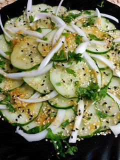 Una foto de Ensalada de pepino con jengibre y sésamo