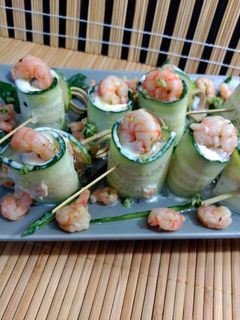 Una foto de Rollitos de pepino rellenos, de atún y gambas