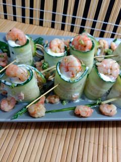 Una foto de Rollitos de pepino rellenos, de atún y gambas