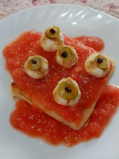 Una foto de Ojos sangrantes (tostada de tomate y queso crema)