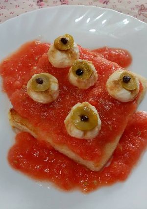 Una foto de Ojos sangrantes (tostada de tomate y queso crema)
