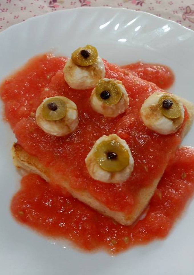 Una foto de Ojos sangrantes (tostada de tomate y queso crema)