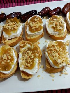 Una foto de Tostadas con rulo de cabra y confitura de cebolla al pedro ximenez.