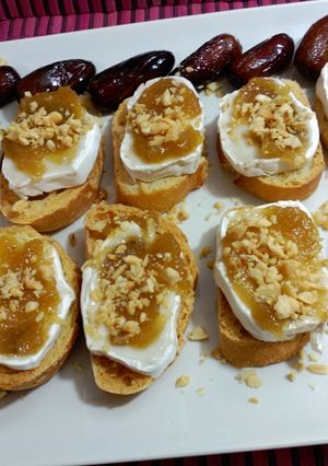 Una foto de Tostadas con rulo de cabra y confitura de cebolla al pedro ximenez.