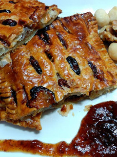 Una foto de Enrejado de hojaldre relleno con queso de cabra, mermelada de higos y nueces