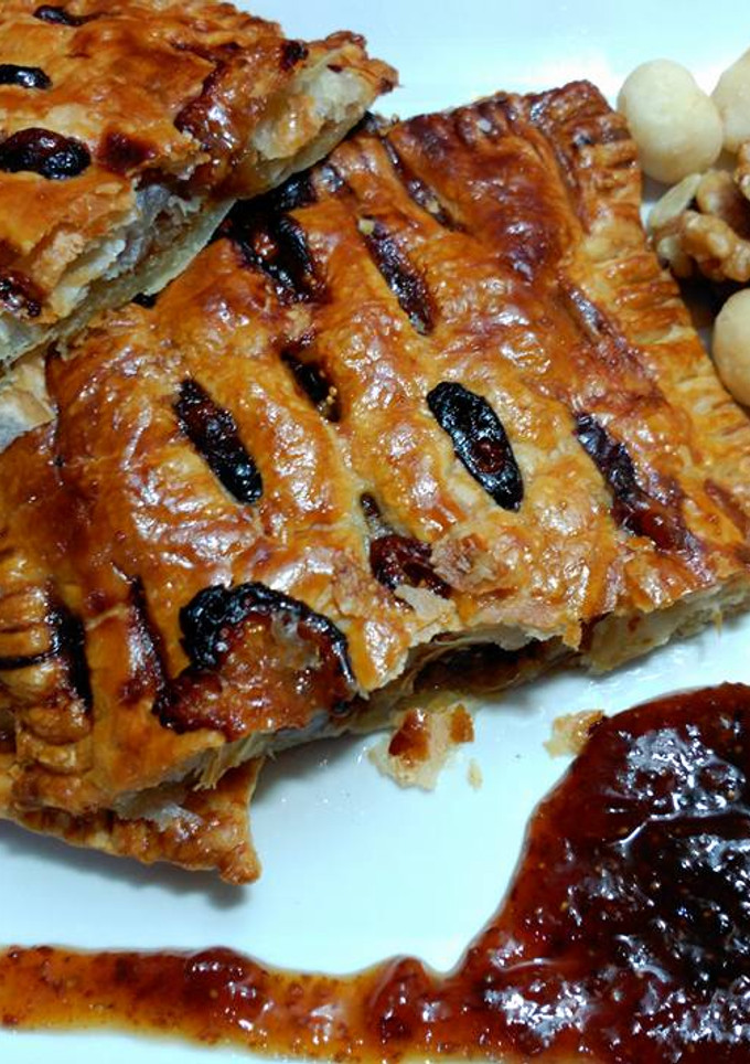 Una foto de Enrejado de hojaldre relleno con queso de cabra, mermelada de higos y nueces