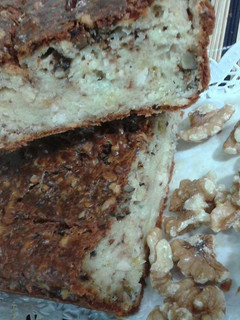 Una foto de Bizcocho salado de queso gorgonzola y nueces