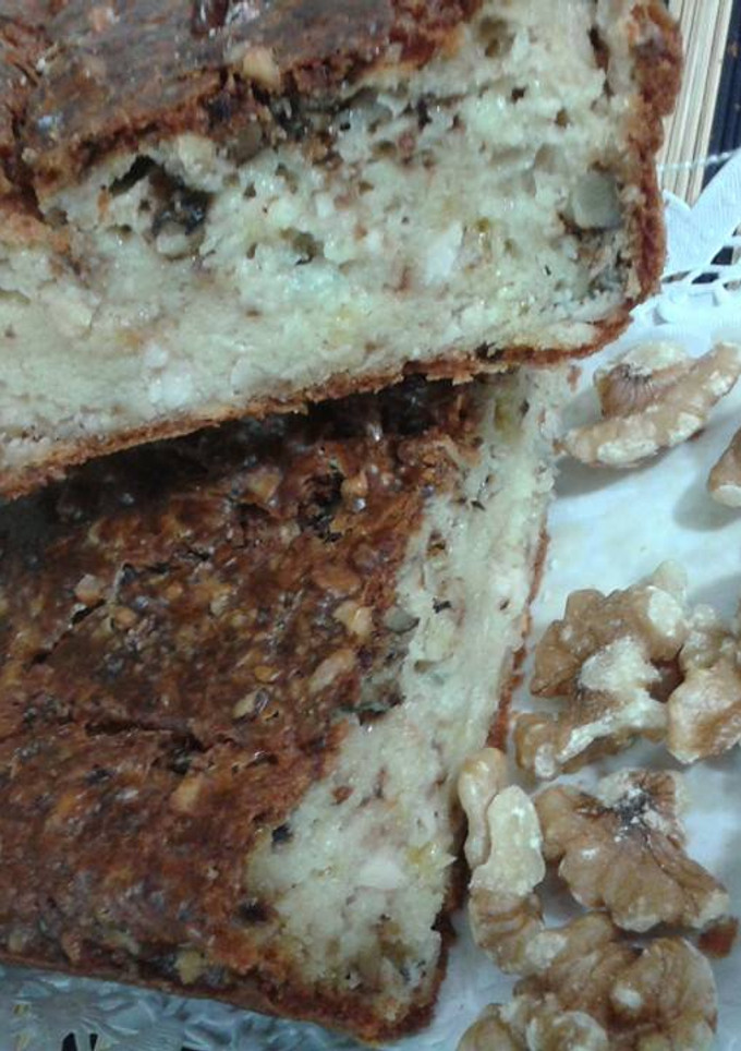 Una foto de Bizcocho salado de queso gorgonzola y nueces