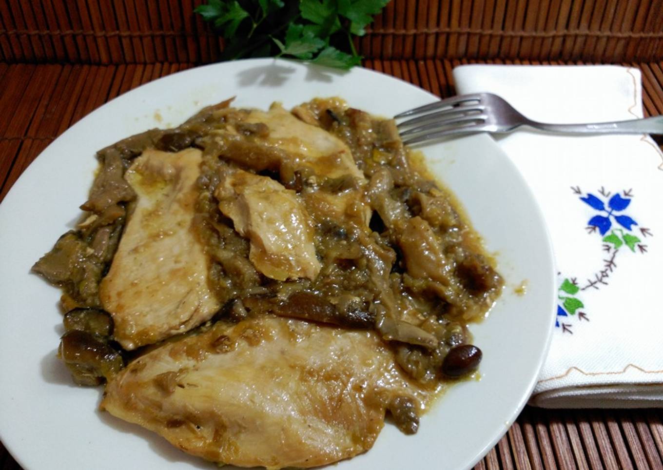 Filetes de pollo con setas y vino dulce ( Malaga virgen )
