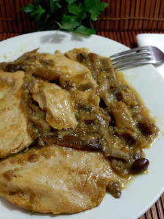 Una foto de Filetes de pollo con setas y vino dulce ( Malaga virgen )