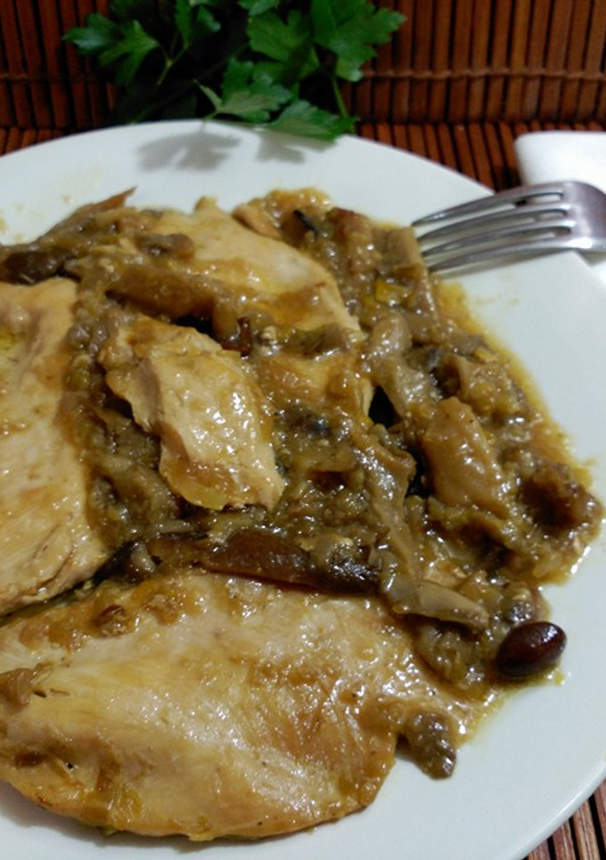 Una foto de Filetes de pollo con setas y vino dulce ( Malaga virgen )