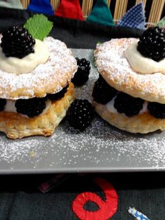 Una foto de Pastelitos de moras con mousse de chocolate blanco y vainilla.