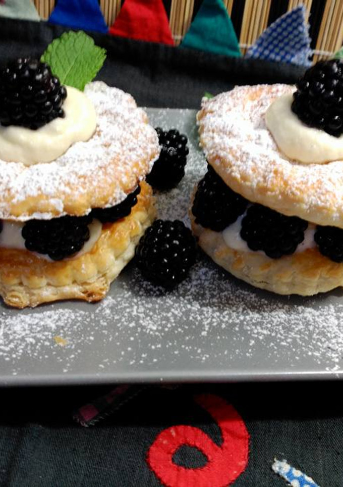 Una foto de Pastelitos de moras con mousse de chocolate blanco y vainilla.