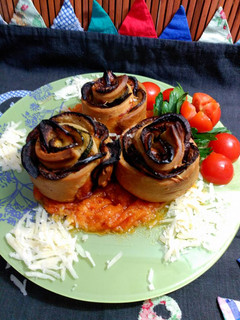 Una foto de Rosas de hojaldre, de berenjena y calabacin.